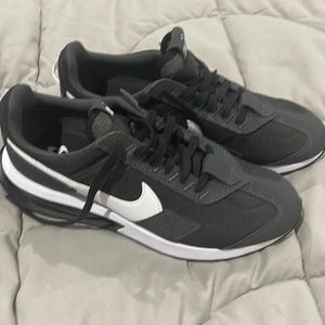 Nike mens air max pre day size 9 in mens  10.5 in Women (no box)